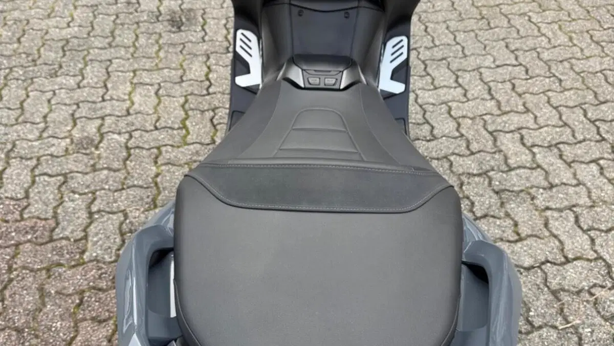 Yamaha T-Max 560 Tech Max (2021)  (2)