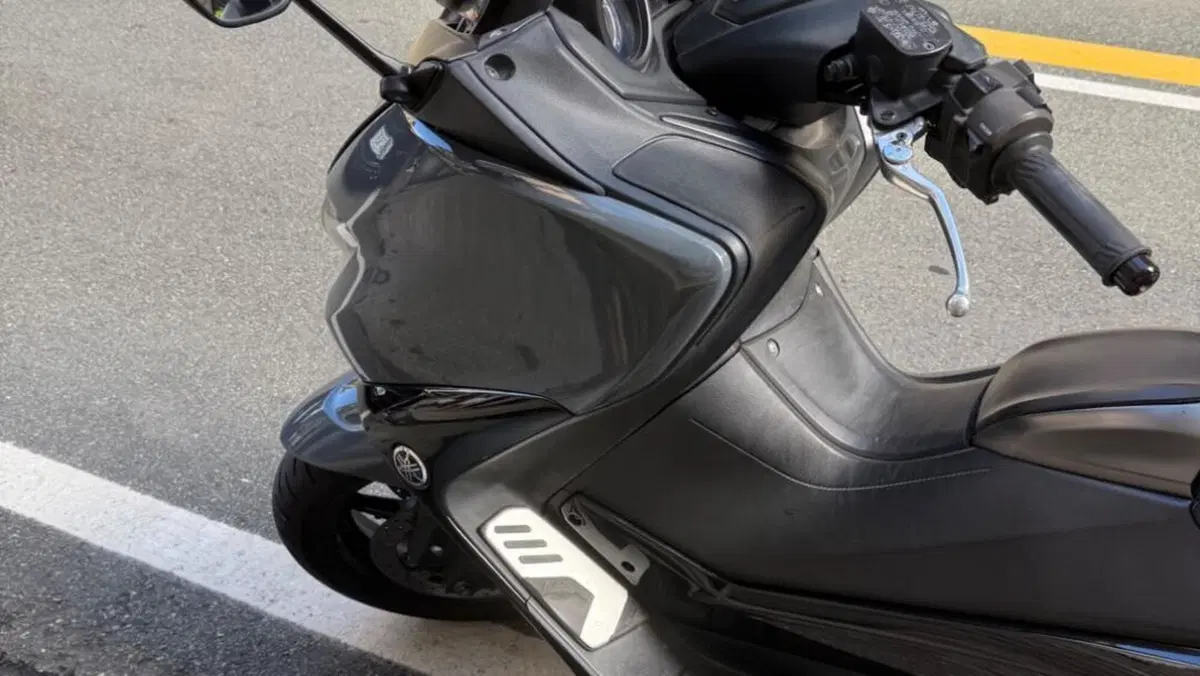 Yamaha T-Max 560 Tech Max (2021)  (2)