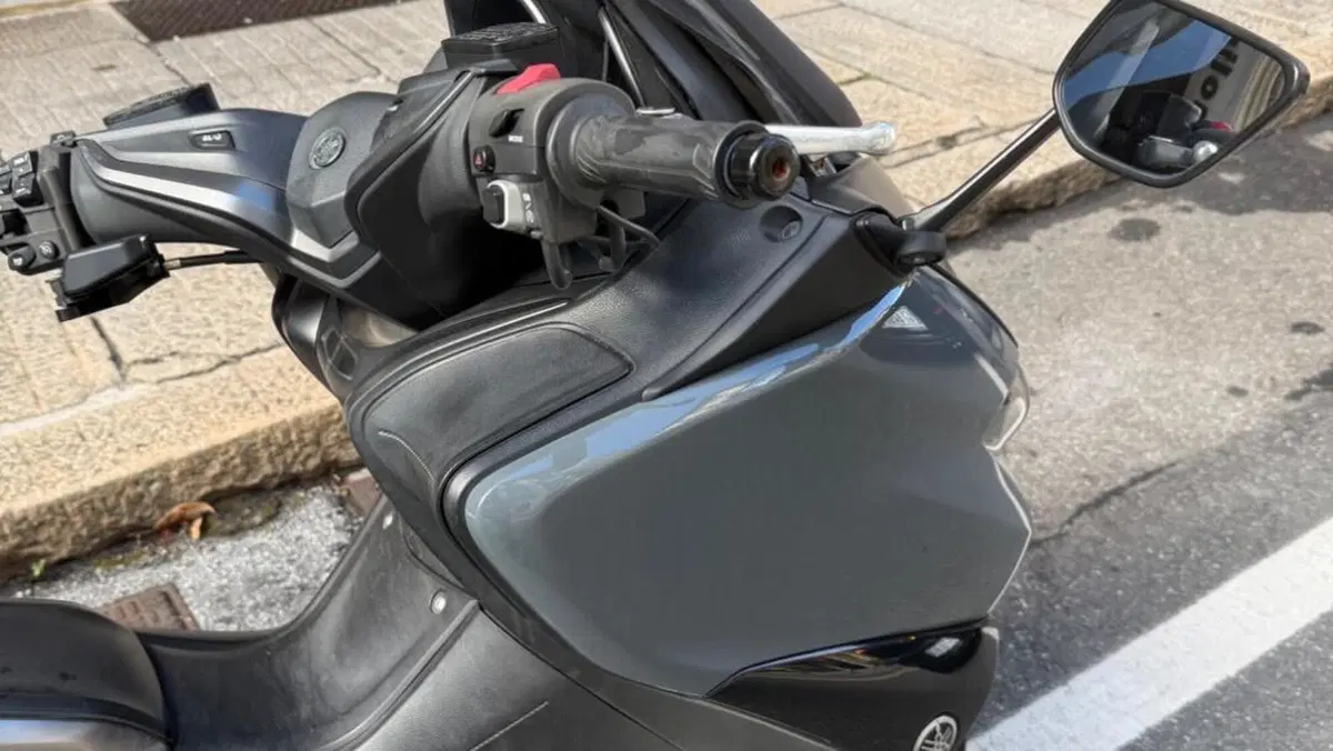 Yamaha T-Max 560 Tech Max (2021)  (9)