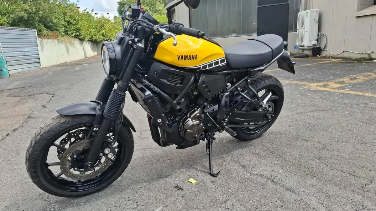 Yamaha XSR 700 ABS 60th Anniversary (2016 - 18)  (2)