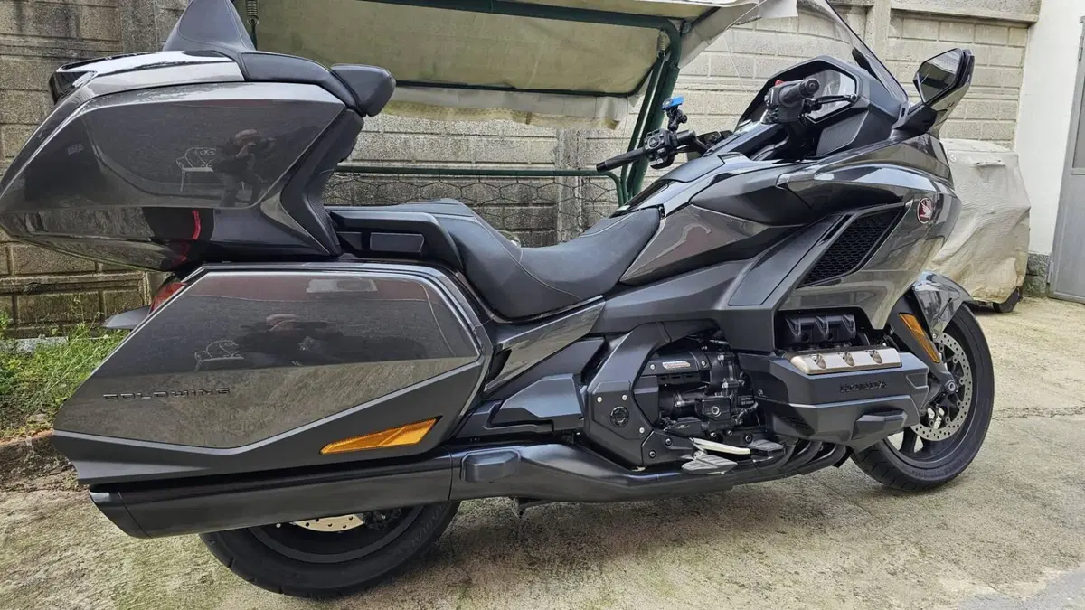 Honda GL 1800 Gold Wing Tour DCT & Airbag (2022 - 24)  (2)