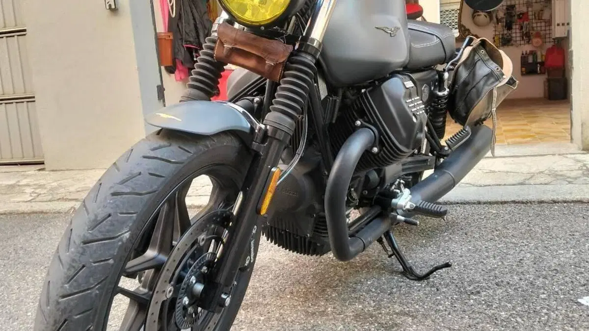Moto Guzzi V7 III Stone (2017 - 20)  (3)