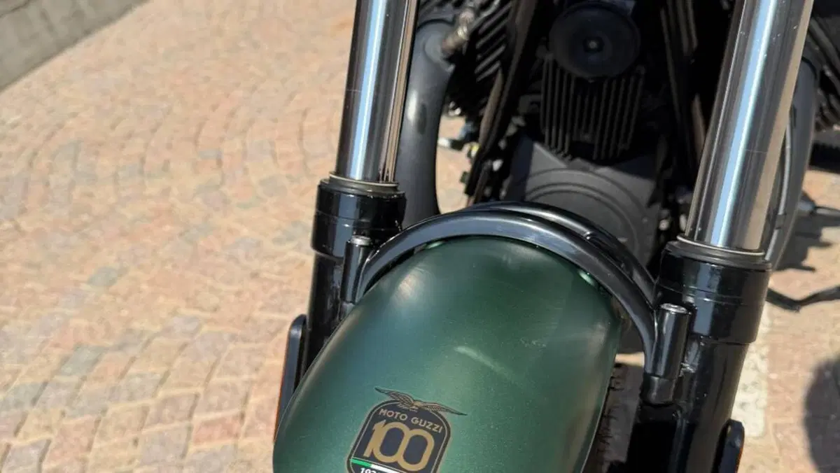 Moto Guzzi V9 Bobber Centenario (2021 - 22)  (3)