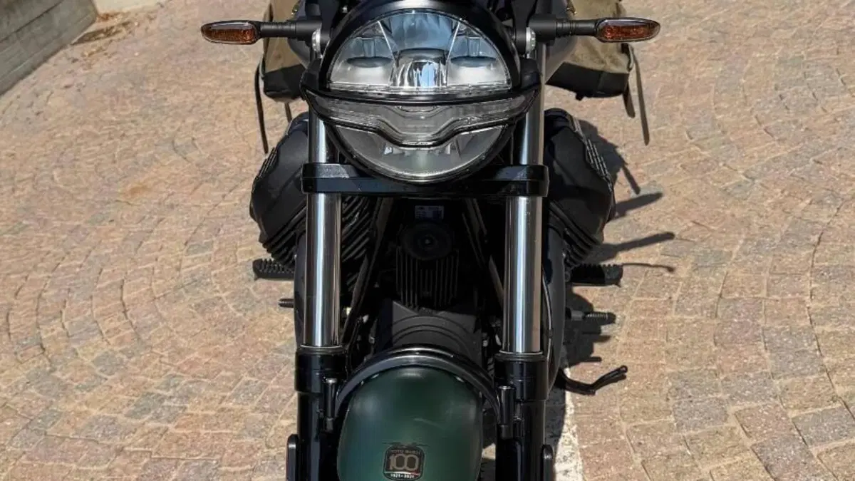 Moto Guzzi V9 Bobber Centenario (2021 - 22)  (5)
