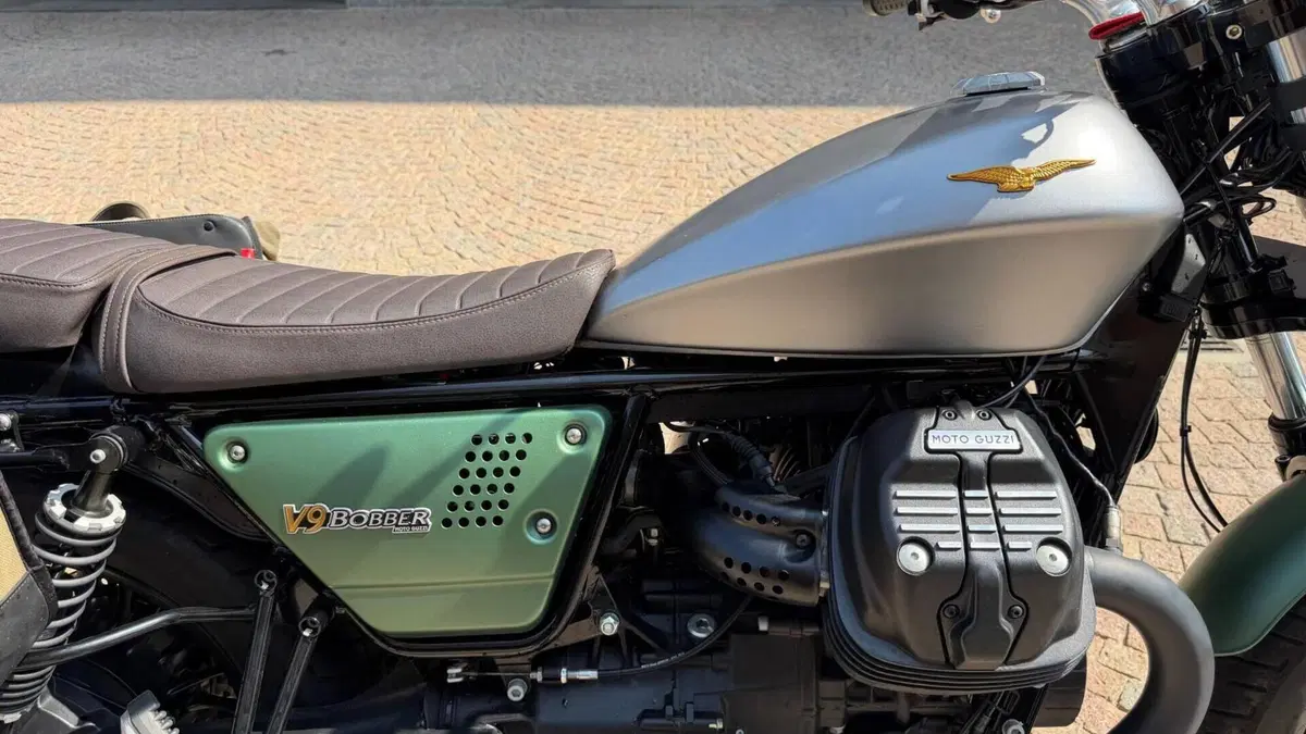 Moto Guzzi V9 Bobber Centenario (2021 - 22)  (6)