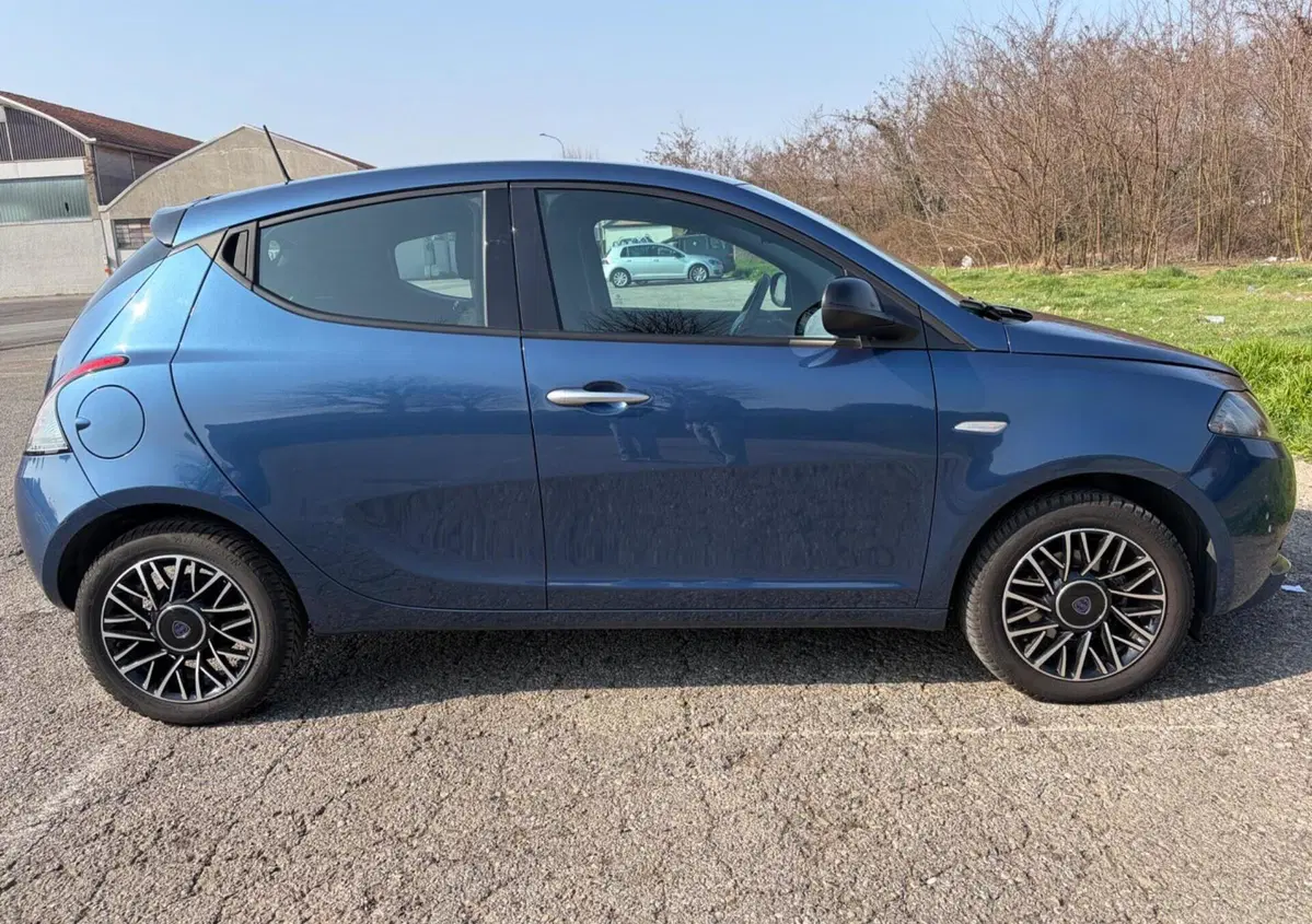Lancia Ypsilon 1.2 69 CV 5 porte GPL Gold Plus (13)