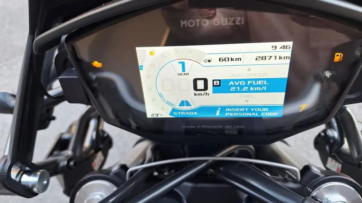 Moto Guzzi V85 TT Guardia d'Onore (2022 - 23)  (2)