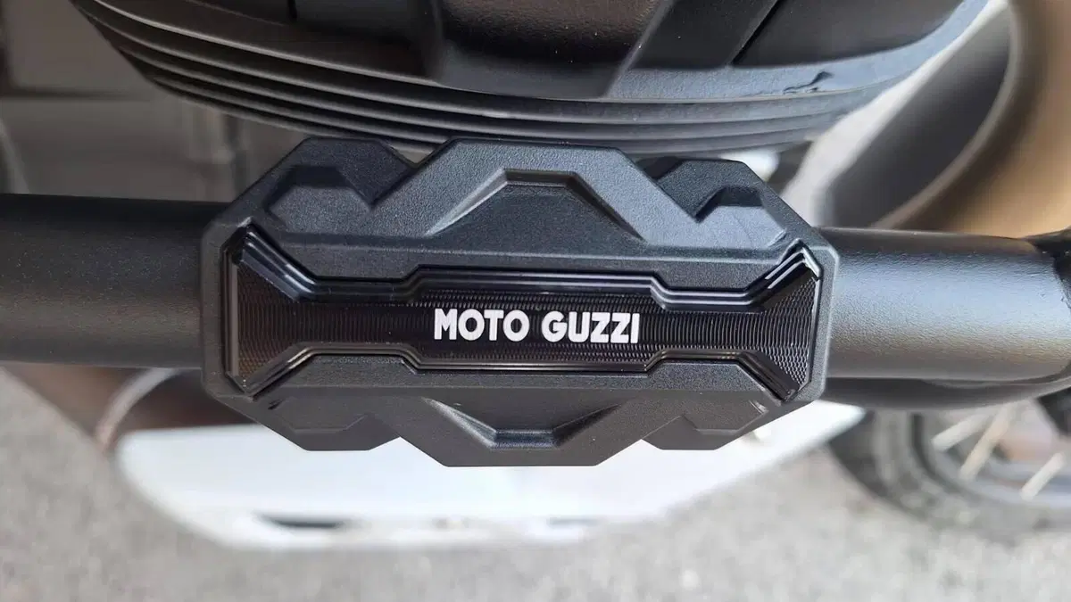 Moto Guzzi V85 TT Guardia d'Onore (2022 - 23)  (4)