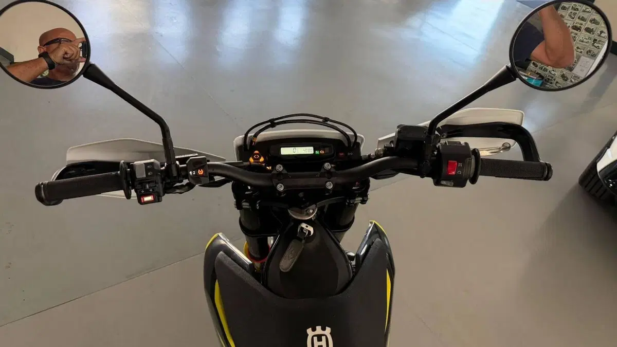 Husqvarna 701 Supermoto (2023 - 25)  (4)