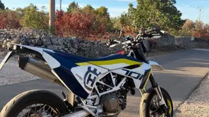 Husqvarna 701 Supermoto (2017 - 19)  (3)