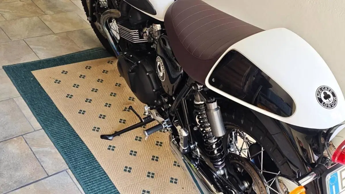 Triumph Thruxton 900 ACE (2014 - 15)  (2)