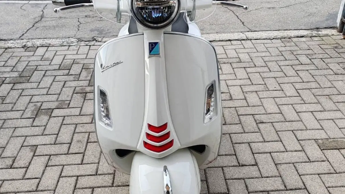 Vespa GTS 300 Hpe (2021 - 22)  (2)
