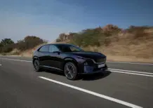 Mazda CX-6e, il nuovo SUV elettrico parte da 46.750 euro: 258 CV, 484 km di autonomia e ricarica a 200 kW (VIDEO)