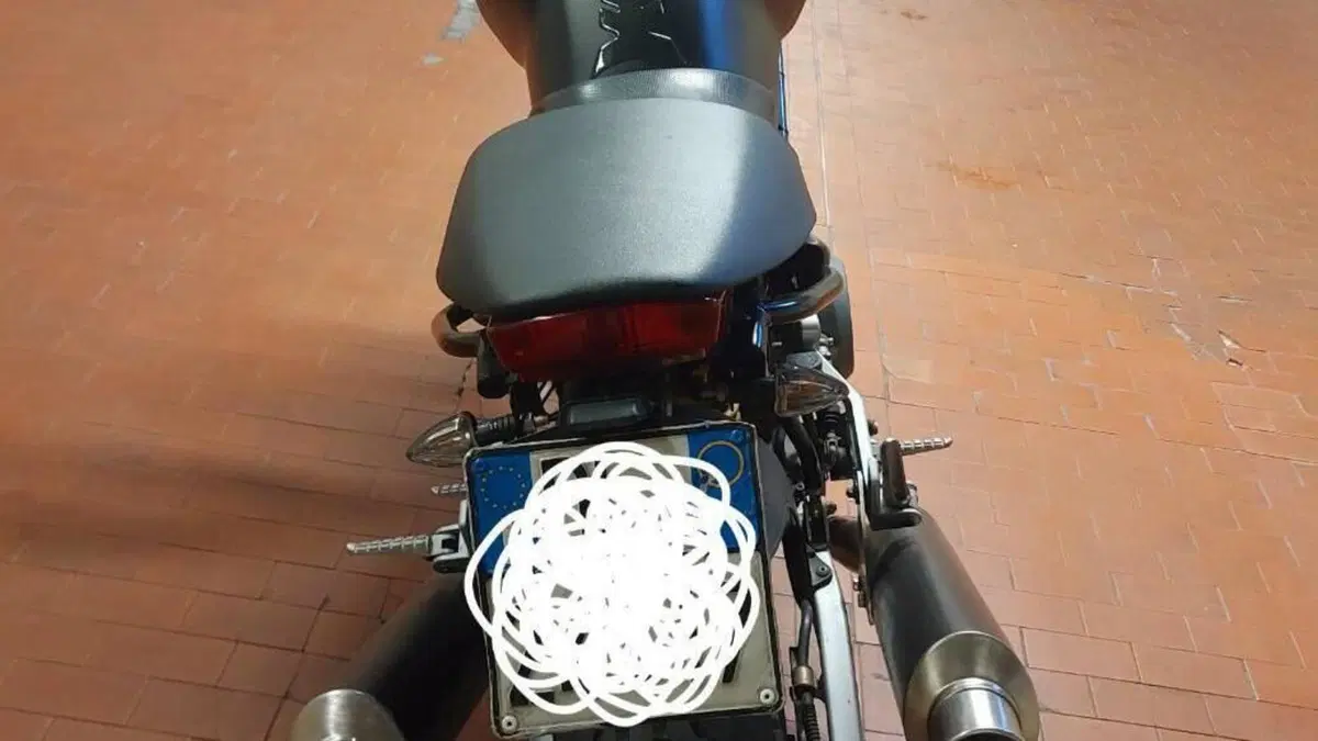 Ducati Monster 750 Dark (1999 - 02)  (3)