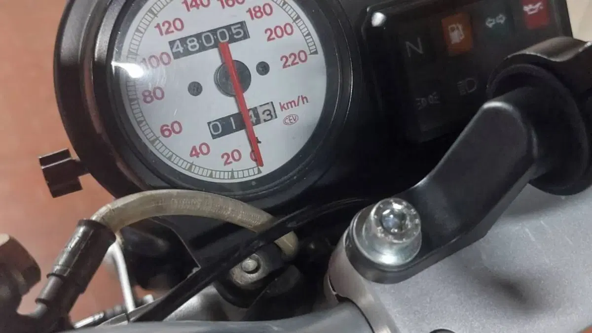 Ducati Monster 750 Dark (1999 - 02)  (5)