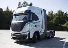 Toyota mette il suo idrogeno dentro i camion IVECO: 900 km di autonomia e 25.000 ore di vita