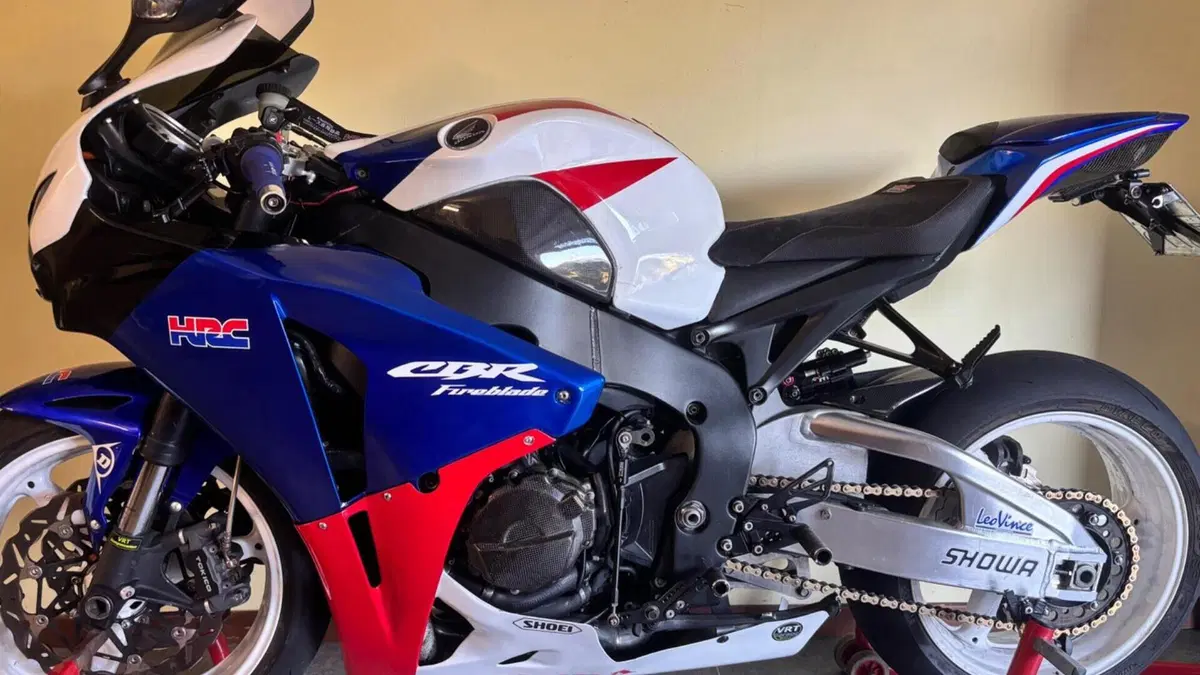 Honda CBR 1000 RR Fireblade (2008 - 11)  (2)