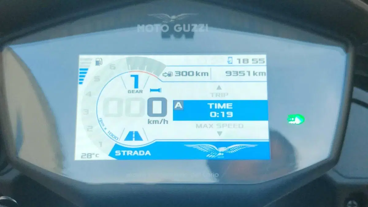 Moto Guzzi V85 TT (2021 - 23)  (2)
