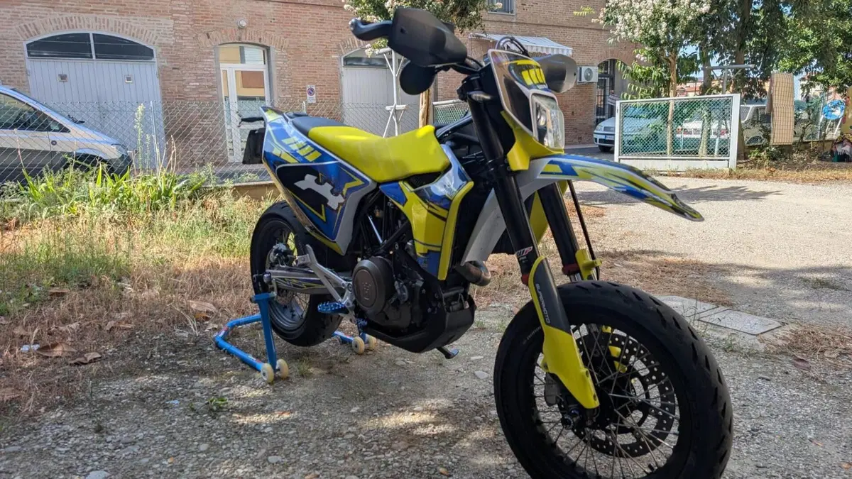 Husqvarna 701 Supermoto (2021)  (3)