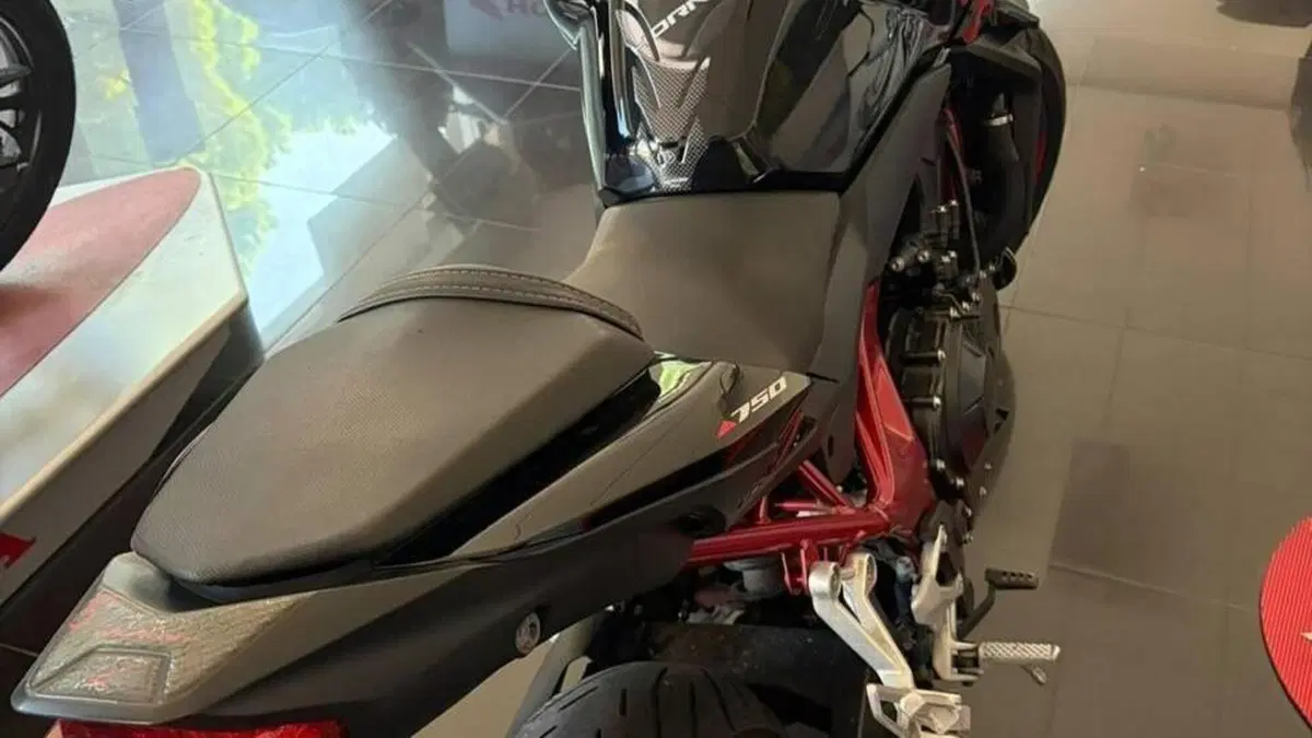 Honda CB 750 Hornet (2023 - 24)  (4)