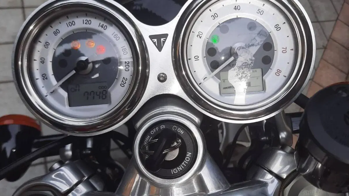 Triumph Thruxton 1200 R (2016)  (2)