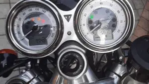 Triumph Thruxton 1200 R (2016)  (2)