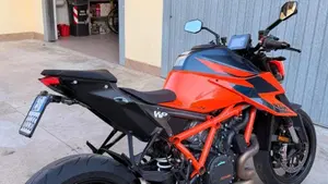 KTM 1290 Super Duke R (2020)  (2)