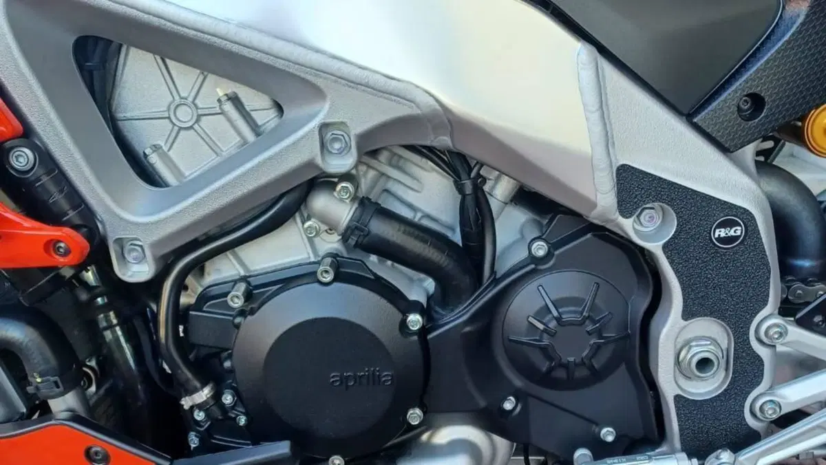 Aprilia Tuono V4 Factory (2021 - 24)  (4)