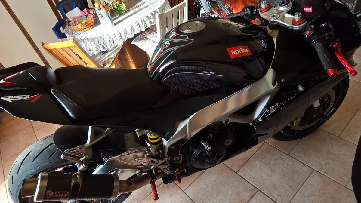 Aprilia RSV4 R (2009 - 12)  (2)