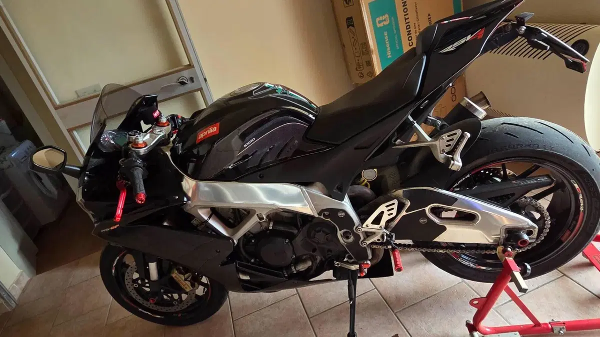 Aprilia RSV4 R (2009 - 12)  (3)