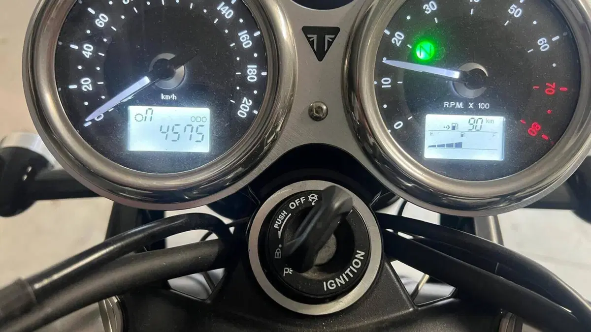 Triumph Bonneville T100 Black (2017 - 20)  (11)