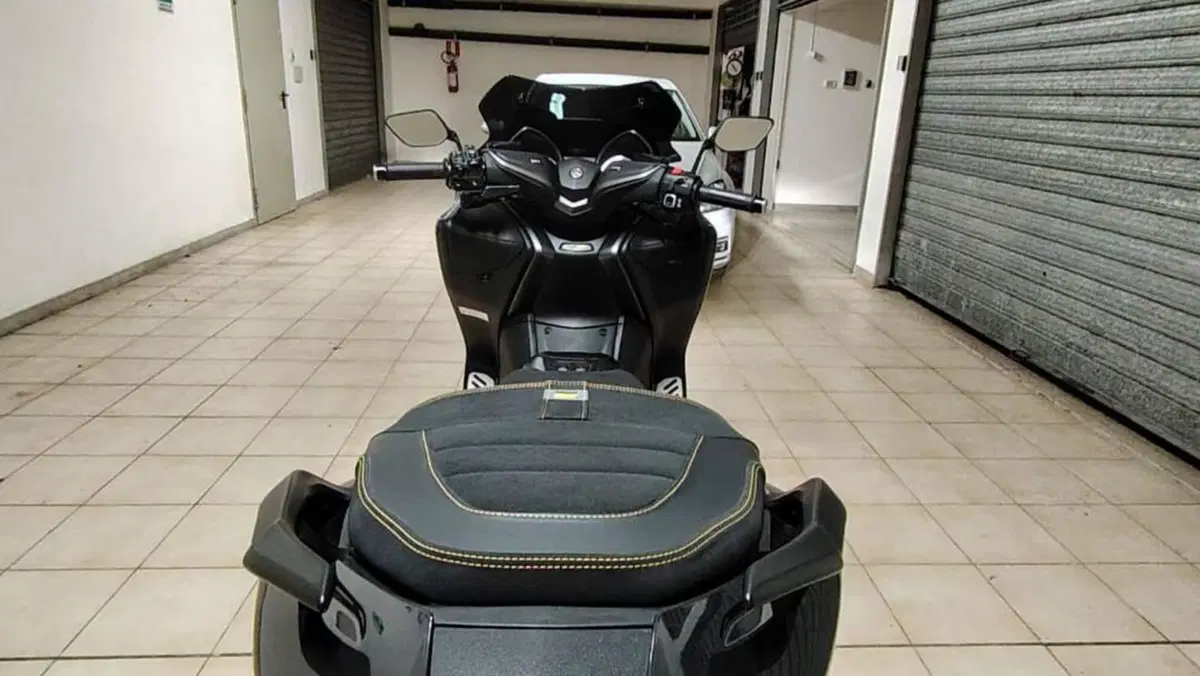 Yamaha T-Max 560 20° anniversario (2021)  (2)
