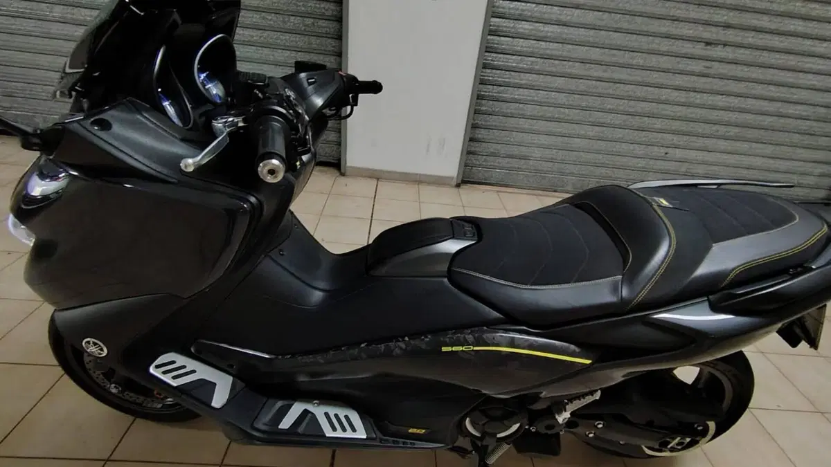 Yamaha T-Max 560 20° anniversario (2021)  (3)