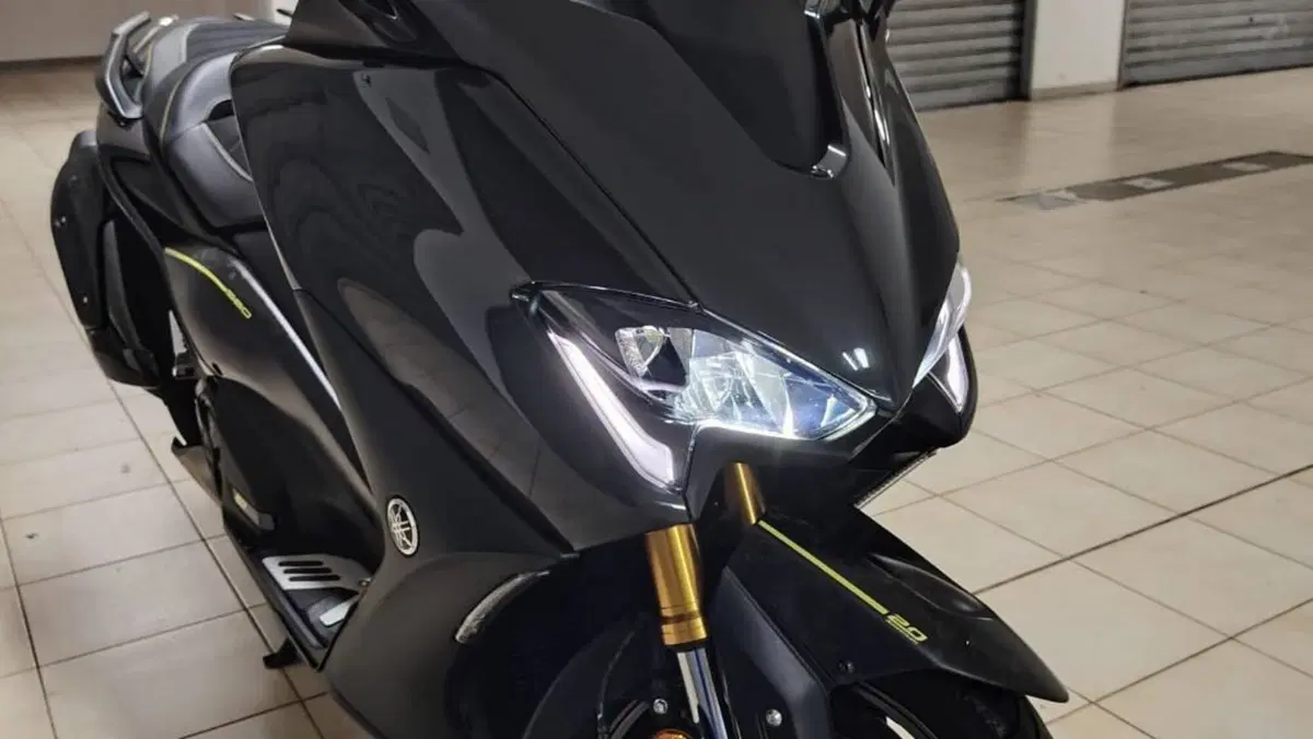 Yamaha T-Max 560 20° anniversario (2021)  (8)