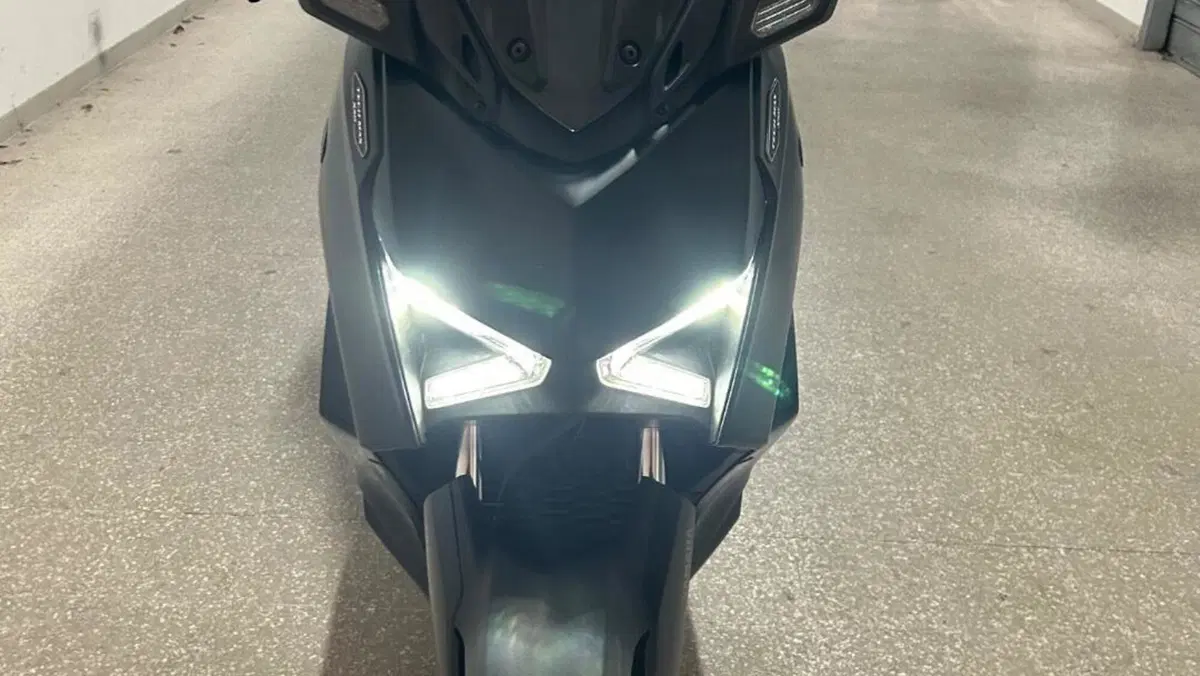 Yamaha X-Max 300 Tech Max (2021 - 24)  (2)