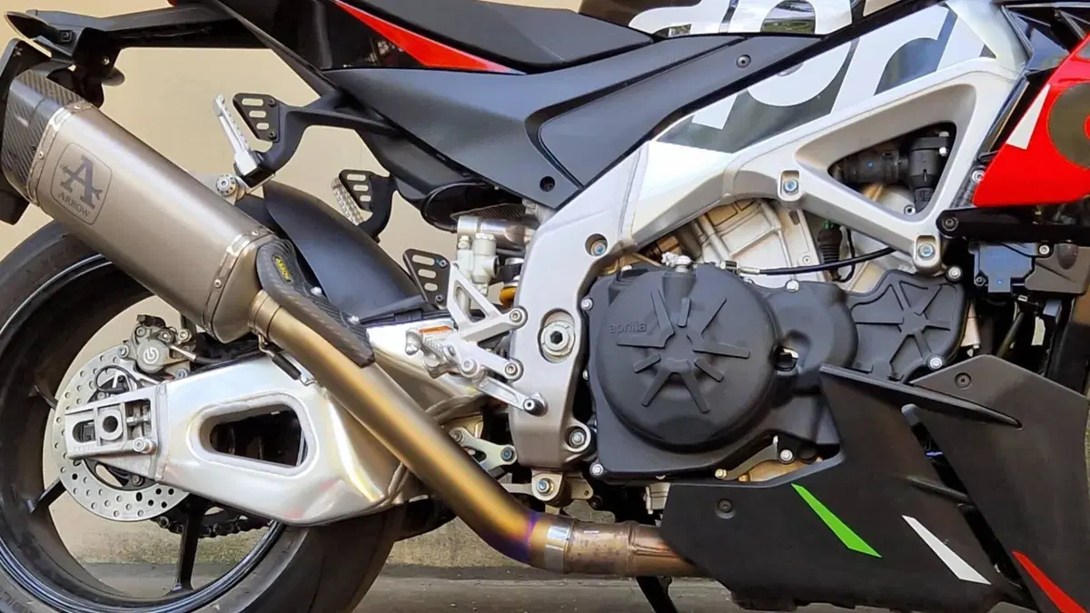 Aprilia Tuono V4 Factory (2021 - 24)  (3)