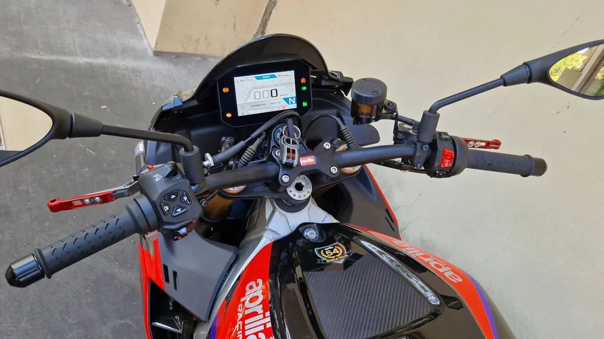 Aprilia Tuono V4 Factory (2021 - 24)  (8)