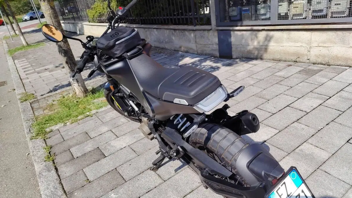 Husqvarna Svartpilen 401 (2021 - 23)  (2)