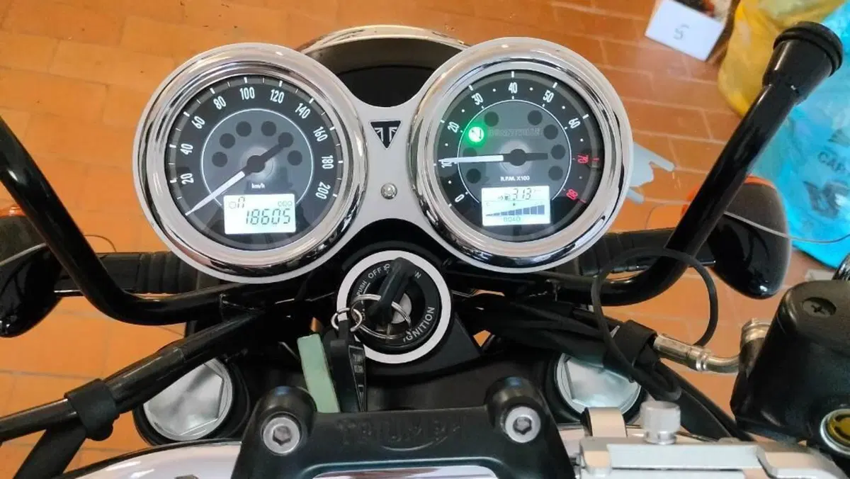 Triumph Bonneville T100 (2021 - 25)  (6)