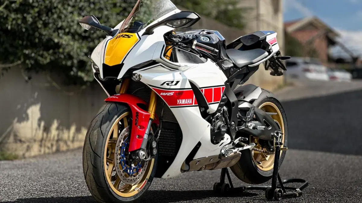 Yamaha YZF R1 World GP 60th Anniversary (2022 - 23)  (2)