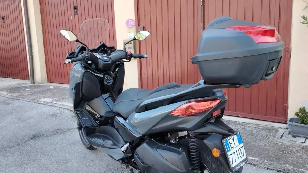Yamaha X-Max 300 Tech Max (2021 - 24)  (2)