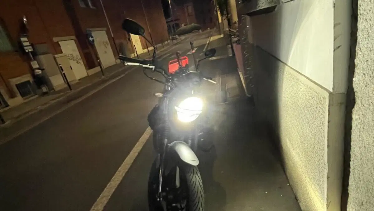 Moto Guzzi V7 Stone (2025 - 26)  (2)
