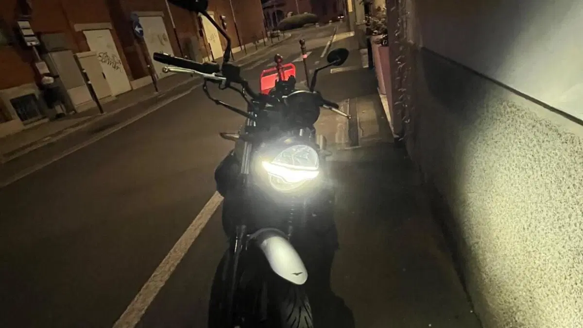 Moto Guzzi V7 Stone (2025 - 26)  (3)