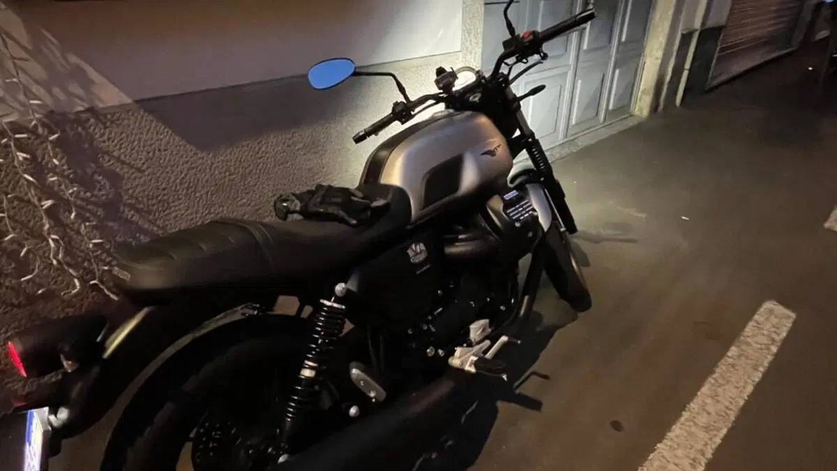 Moto Guzzi V7 Stone (2025 - 26)  (8)
