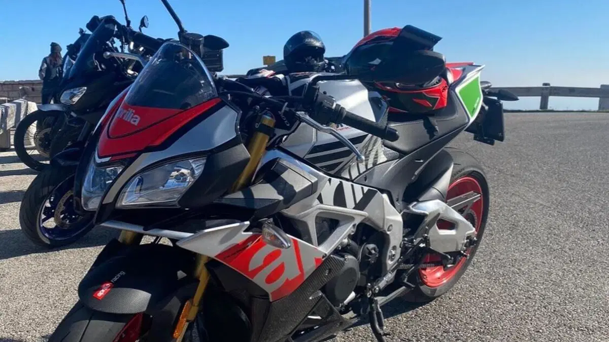 Aprilia Tuono V4 Factory (2017 - 18)  (2)