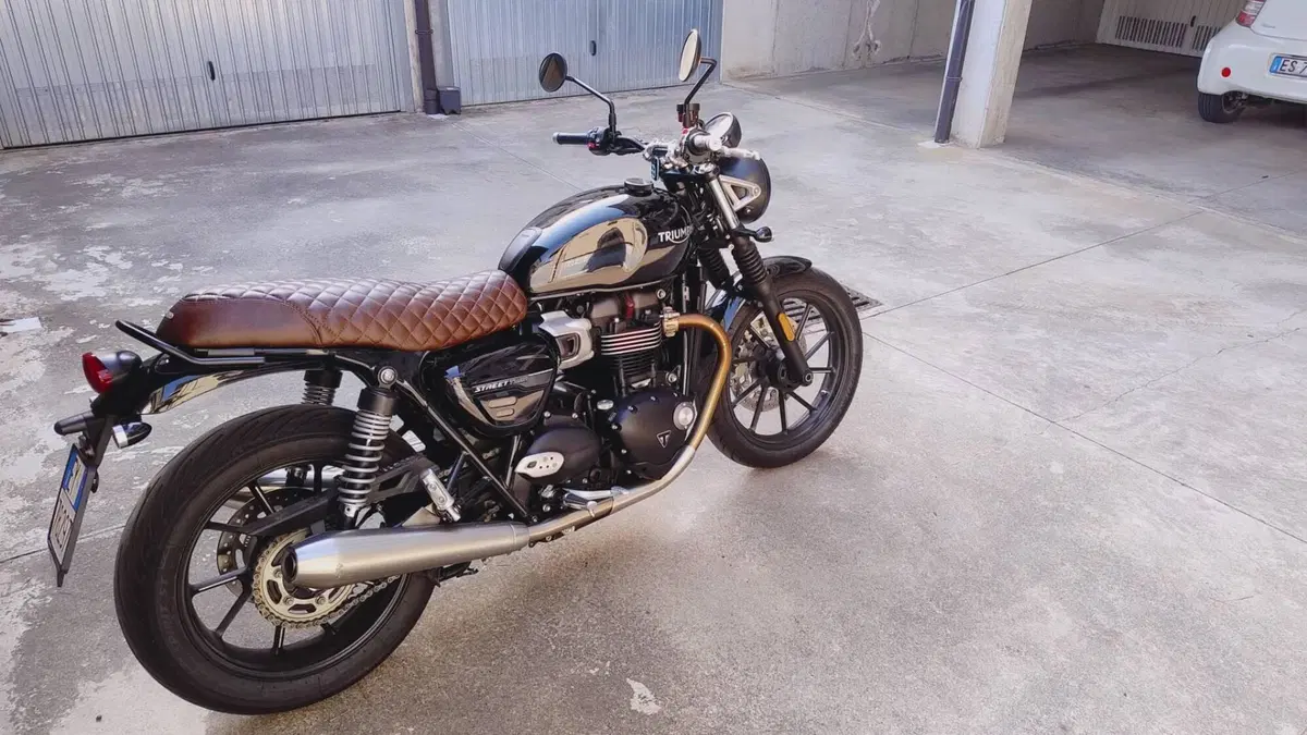 Triumph Street Twin 900 (2021 - 22)  (2)