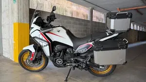 Moto Morini X-Cape 700 Gold Edition (2025 - 26)  (3)
