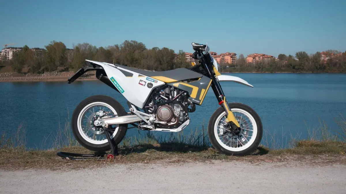 Husqvarna 701 Supermoto (2022)  (2)