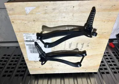 Coppia pedane passeggero DX/SX Kawasaki Ninja ZX-1 - Annuncio 10108250