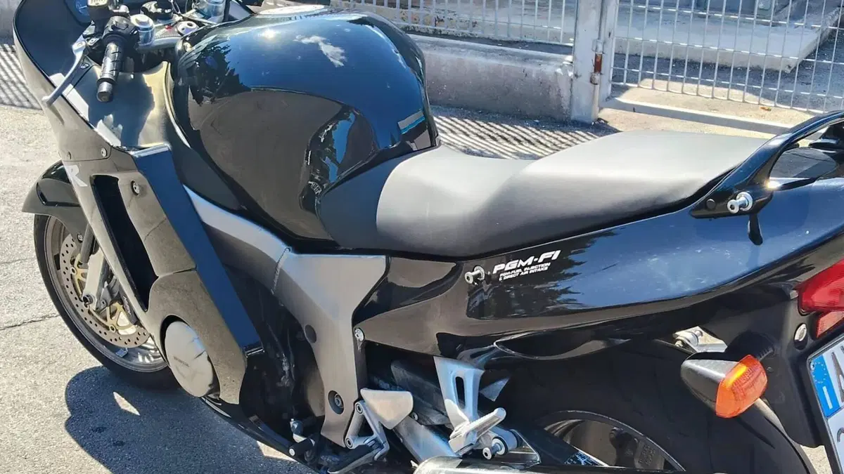 Honda CBR 1100 XX Superblackbird (1999 - 00)  (2)